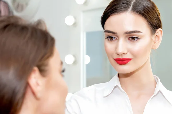 Make Kunstenaar Kijkt Klant Klaar Werken Met Klant — Stockfoto