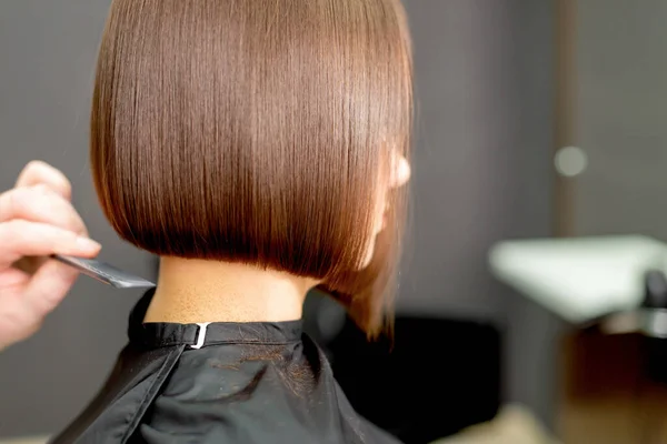 Friseur Kämmt Kurze Haare Einer Brünetten Frau Aus Nächster Nähe — Stockfoto