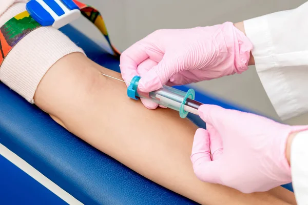 Krankenschwester Nimmt Blutentnahme Mit Spritze Aus Weiblicher Hand Des Patienten — Stockfoto