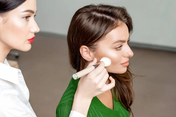 Makeup Artist Uses Make Brush Applies Dry Cosmetic Tonal Foundation — Stock Photo, Image
