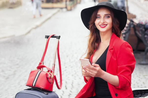 Leende Turist Kvinna Med Mobiltelefon Tittar Kameran Stadens Gata Leende — Stockfoto