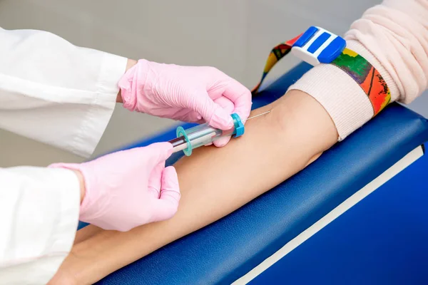Krankenschwester Entnimmt Einer Patientin Auf Der Analyse Blutproben — Stockfoto