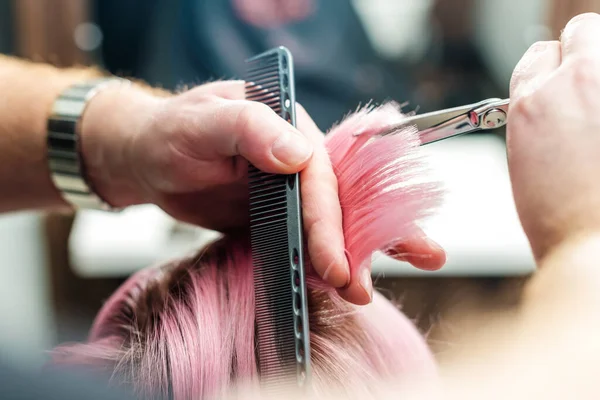 理发师的双手合拢是在理发沙龙剪掉分叉的同时 割下粉色的小费 美发概念 — 图库照片