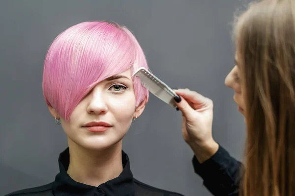 Professioneller Friseur Kämmt Mit Einem Kamm Kurze Rosa Haare Friseursalon — Stockfoto