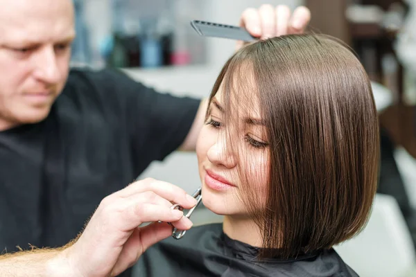 Stylist Het Knippen Van Vrouwelijk Haar Het Maken Van Nieuwe — Stockfoto