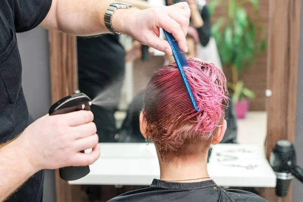 Kappers Kapper Strooit Water Het Haar Van Klant — Stockfoto