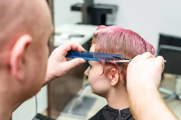 Widok Tyłu Kobiety Obcinającej Włosy Fryzjera Zbliżenie — Zdjęcie stockowe