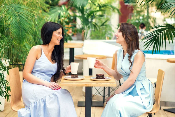 Mujeres Jóvenes Sonrientes Con Tazas Café Paz Torta Entre Palmeras — Foto de Stock