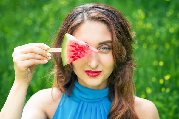 Trojúhelník Melounu Klacku Rukou Dívčině Oku Zeleném Pozadí Sweet Summer — Stock fotografie