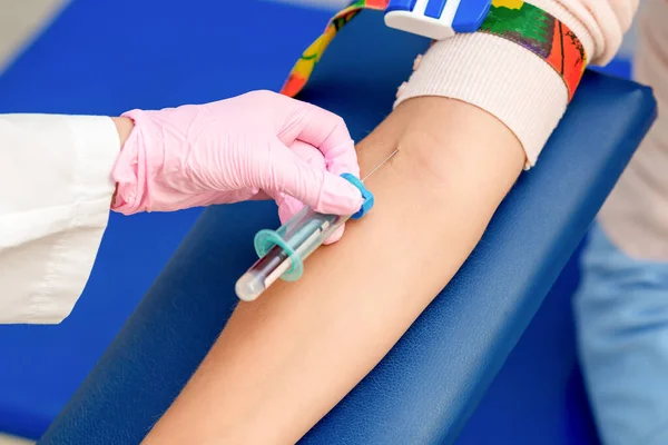 Krankenschwester Entnimmt Blutprobe Und Führt Nadel Frauenarm Ein — Stockfoto