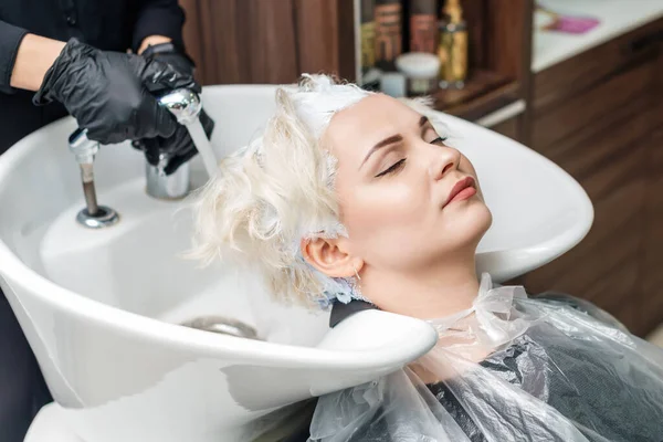 Friseurhände Waschen Einer Frau Die Haare Einem Waschbecken Nach Der — Stockfoto