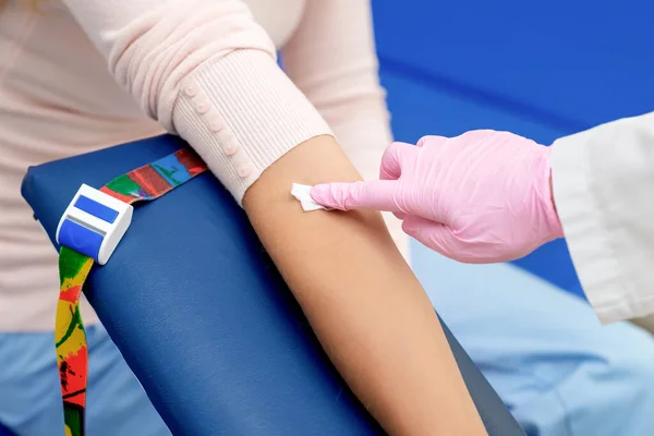 在医疗中心注射疫苗前 护士先用棉花消毒臂部皮肤 — 图库照片