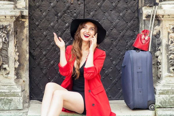 Menina Caucasiana Sorridente Com Uma Mala Está Falando Celular Livre — Fotografia de Stock