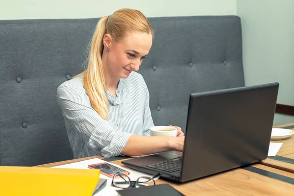 Attraktive Reife Geschäftsfrau Mit Brille Arbeitet Laptop Büro Geschäftskonzept — Stockfoto