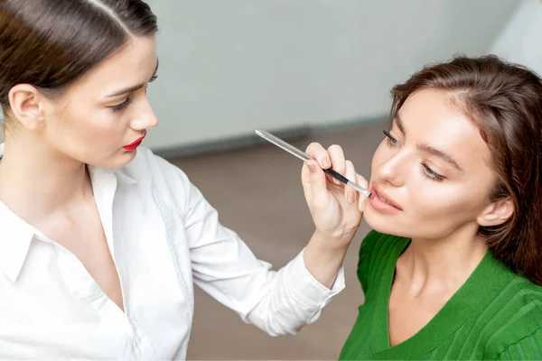 Maquillaje Artista Aplica Lápiz Labial Los Labios Mujer Maquillaje Proceso —  Fotos de Stock