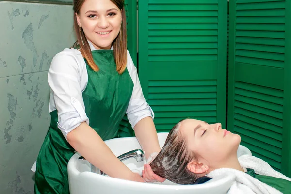 Fryzjer Mycie Włosów Kobiety Zlewie Salonie Piękności — Zdjęcie stockowe