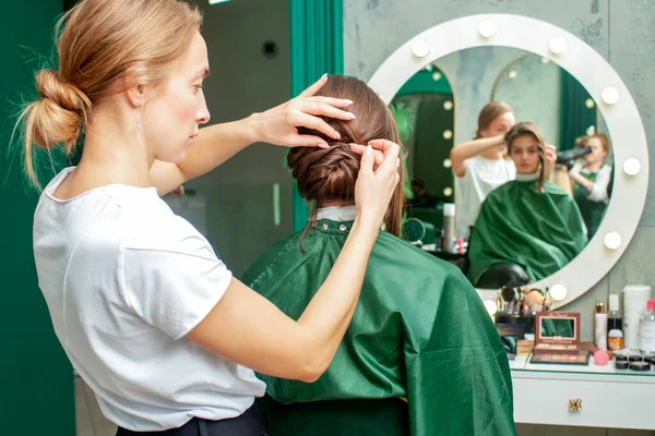 Cabeleireiro Profissional Fazendo Penteado Para Mulher Salão Beleza — Fotografia de Stock