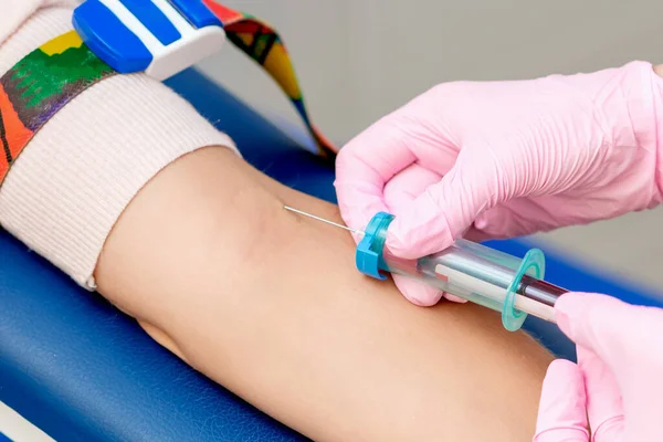 Krankenschwester Nimmt Blutentnahme Mit Spritze Aus Weiblicher Hand Des Patienten — Stockfoto