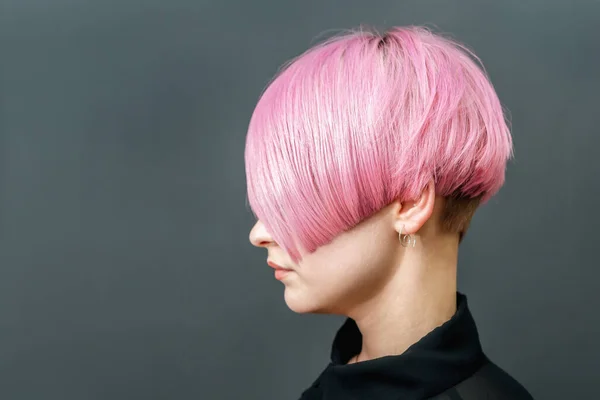 Woman Modern Short Pink Hairstyle Grey Background Przestrzeń Kopiowania Widok — Zdjęcie stockowe