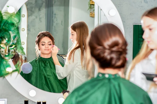 Make Kunstenaar Doet Professionele Make Voor Jonge Vrouw Spiegel Reflectie — Stockfoto