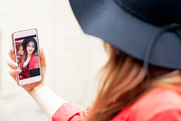 Smartphone Mão Mulher Feliz Que Está Fazendo Selfie Close Uma — Fotografia de Stock