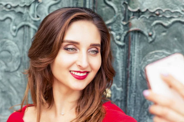 Close Retrato Mulher Sorridente Está Tomando Selfie Por Smartphone Menina — Fotografia de Stock