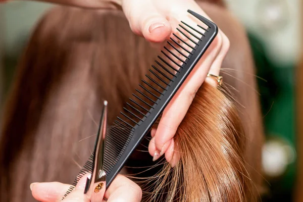 Hand Hairdresser Cuts Hair Woman Close Beauty Salon — Stock Photo, Image