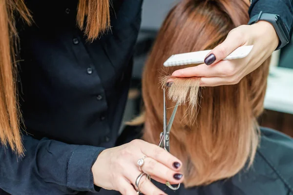 Vrouwelijke Kapper Knippen Vrouw Haar Close — Stockfoto