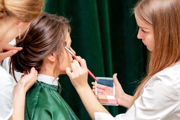 Młoda Kobieta Otrzymuje Makijaż Fryzurę Przez Profesjonalny Makijaż Artysty Fryzjera — Zdjęcie stockowe