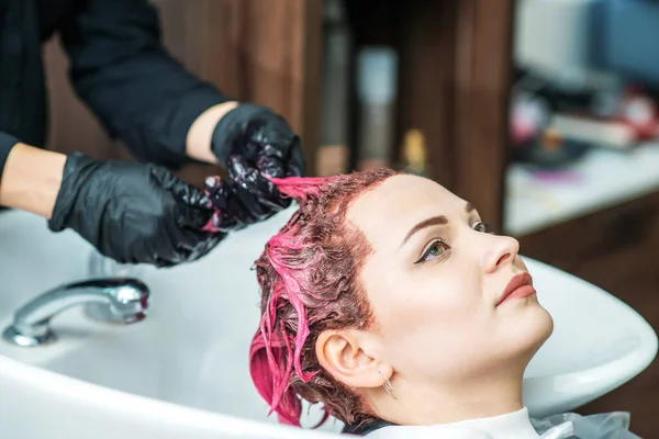 Fryzjer Mycie Kolorowe Włosy Kolorze Różowym Kobiety Zlewie Zbliżenie — Zdjęcie stockowe