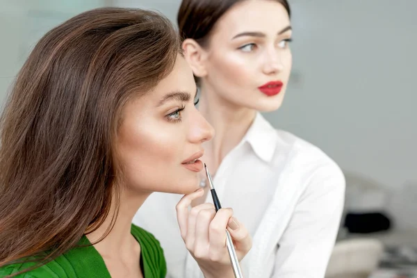 Make Kunstenaar Brengt Lippenstift Mooie Vrouw Gezicht Make Proces — Stockfoto