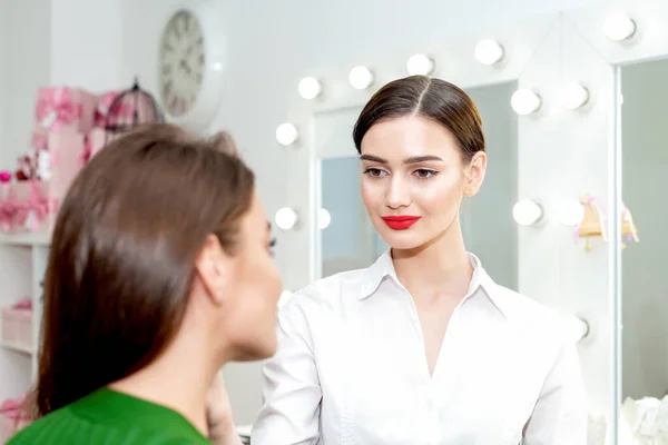 Make Kunstenaar Doen Professionele Make Van Jonge Vrouw Make Kunstenaar — Stockfoto