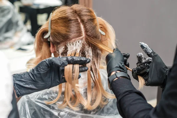 Siyah Eldivenli Eller Kuaförde Bir Kadının Saçını Boyar Saç Boyama — Stok fotoğraf