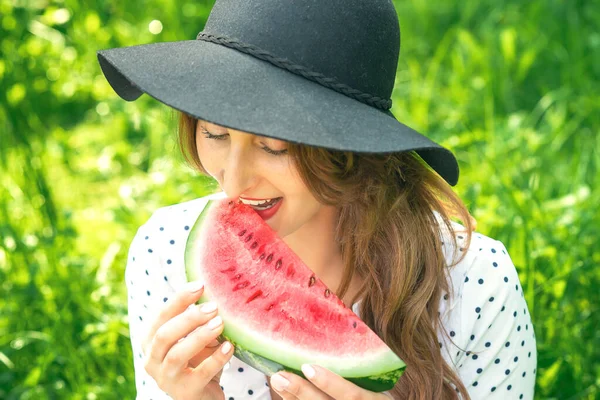 Hezká Mladá Žena Meloun Klobouku Zeleném Pozadí Přírody Dospělá Dívka — Stock fotografie