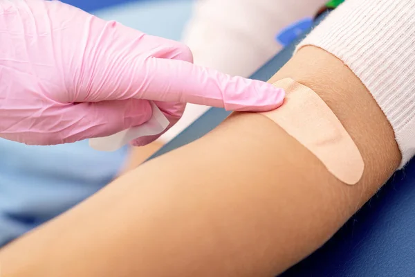 Arzt Gummischutzhandschuhen Klebt Klebeverband Arm — Stockfoto
