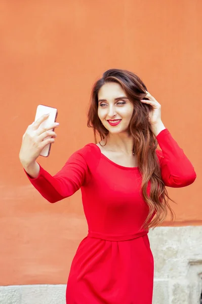 Jovem Elegante Está Vestindo Vestido Vermelho Longo Tomando Selfie Por — Fotografia de Stock