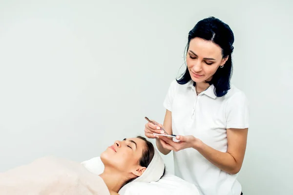 Cosmetoloog Patiënt Tijdens Wimper Uitbreiding Procedure Witte Achtergrond Met Kopieerruimte — Stockfoto