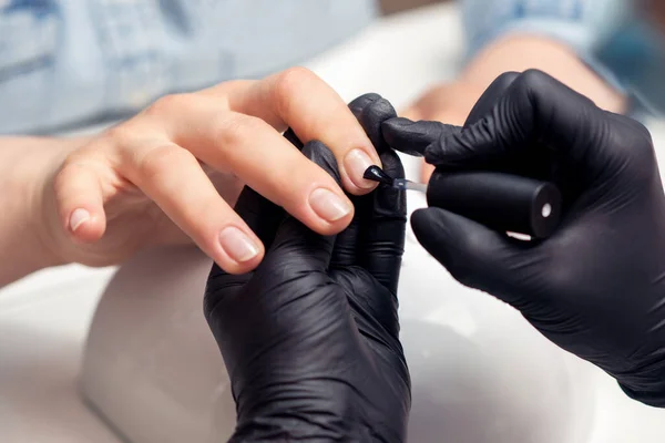 Kosmetikerin Trägt Nagellack Auf Weiblichen Nagel Einem Schönheitssalon Aus Nächster — Stockfoto