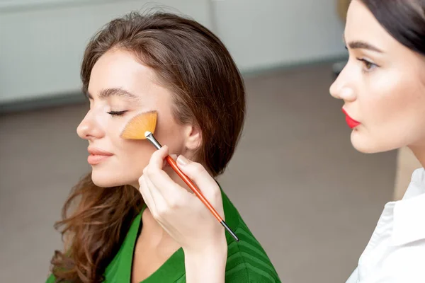 Maquillaje Artista Base Tonal Cosmética Seca Cara Usando Maquillaje Cepillo —  Fotos de Stock