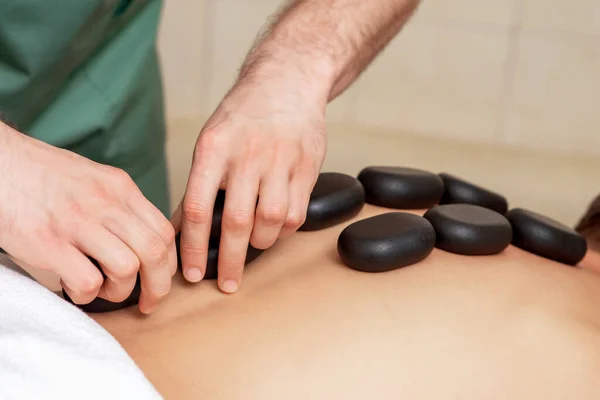 Massagem Nas Costas Com Pedras Massagem Preta Parte Trás Homem — Fotografia de Stock