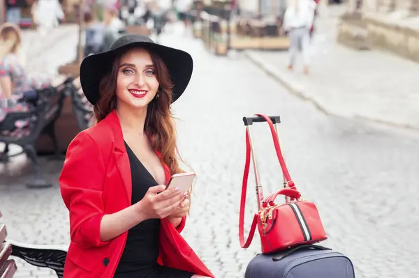 Porträt Einer Lächelnden Reisenden Die Draußen Mit Handy Sitzt Hübsches — Stockfoto