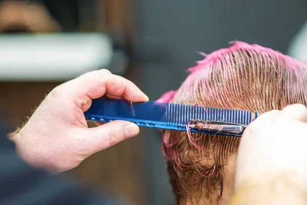 Frau Mit Ihrem Haarschnitt Von Friseur Der Nähe — Stockfoto