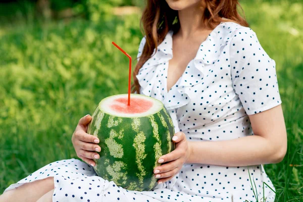 Dívka Drží Celý Vodní Meloun Koktejlovou Slámou Zeleném Letním Pozadí — Stock fotografie
