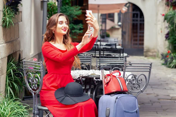 Módní Cestovatelka Fotí Cestovatel Hezká Žena Dělá Selfie Portrét Ulici — Stock fotografie