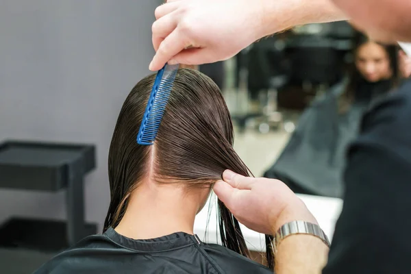 Парикмахер Расчесывает Влажные Волосы Женщины Время Прически Закрыть — стоковое фото