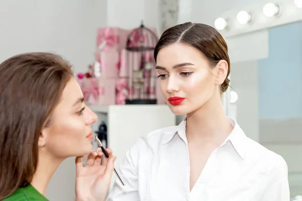 Maskenbildnerin Trägt Lippenstift Auf Gesicht Schöner Frau Auf Make Arbeit — Stockfoto