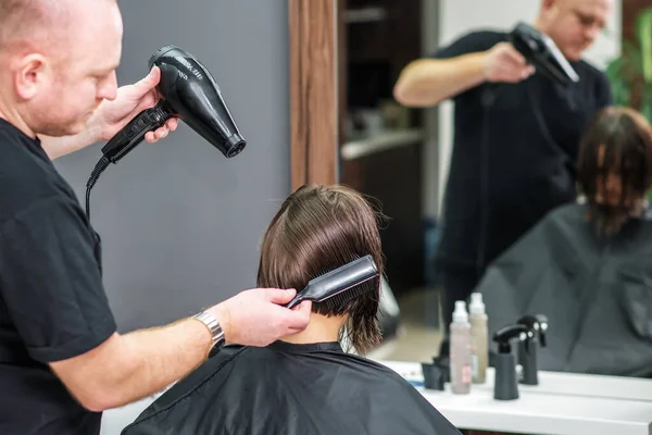 Nahaufnahme Von Professionellen Friseur Trocknet Weibliche Haare Rückseite — Stockfoto