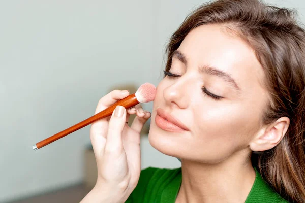Maquillaje Artista Aplica Tono Piel Cara Mujer Con Espacio Copia — Foto de Stock