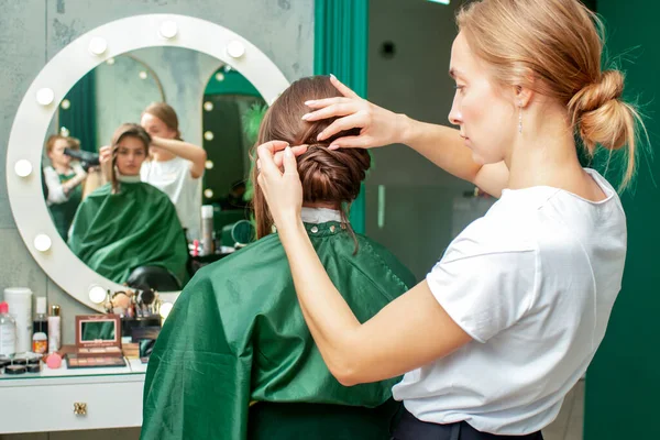 Cabeleireiro Profissional Faz Penteado Mulher Salão Beleza — Fotografia de Stock