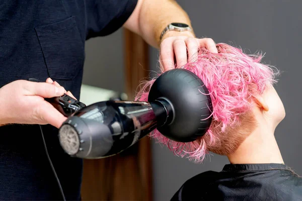 Dłonie Fryzjera Suszy Różowe Włosy Kobiety Zbliżenie — Zdjęcie stockowe